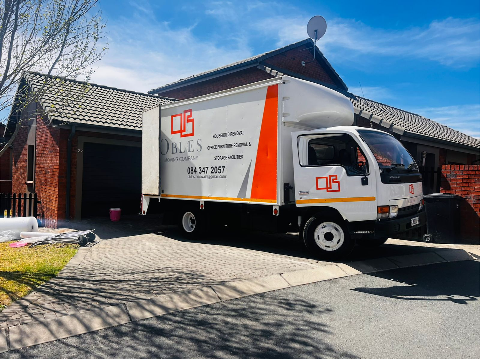 Obles Removals truck parked outside a home ready for loading